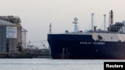 Az orosz LNG-gázt szállító Nyikolaj Jevgenov tankerhajó a barcelonai kikötőben. Fotó: Reuters