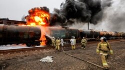 În localitatea Shakhtarsk, ocupată de ruși, trei rezervoare de stocare a petrolului și un rezervor de combustibil au ars. Imagine din 27 octombrie 2022 