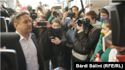 Szarka Gábor, az SZFE kancellárja, az egyetem épülete előtt 2020. október 8-án.