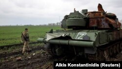 Илустративна фотографија - Украински војник оди покрај уништен руски противвоздушен систем со симболот „Z“, за време на рускиот напад врз Украина, во селото Хусаривка.