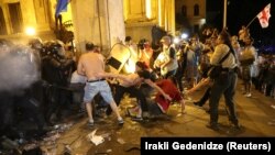 Согласно данным Минздрава, повреждения различной степени тяжести получили 240 человек, из них около 80 - полицейские