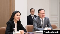 Саїда Мірзійоєва (ліворуч), дочка президента Узбекистану Шавката Мірзійоєв зі своїм соратником Комілом Алламжоновим