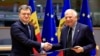 Premijer Moldavije Dorin Recean (lijevo) i šef diplomatije EU Josep Borrell nakon potpisivanja sporazuma u Briselu, 21. maja 2024.