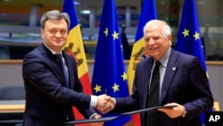 Premijer Moldavije Dorin Recean (lijevo) i šef diplomatije EU Josep Borrell nakon potpisivanja sporazuma u Briselu, 21. maja 2024.