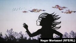 Jelenet a Sáhnáme, azaz a Királyok Könyve iráni epikus mű New York-i előadásából. A mesék segíthetnek megküzdeni a problémákkal.