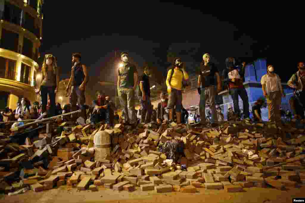 Turkey -- Anti-government protesters stand on a barricade during an anti-government protest in Istanbul, 04Jun2013