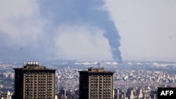 Дым над нефтеперерабатывающим заводом после израильского удара по столице Ирана Тегерану 17 июня