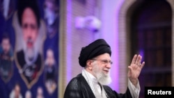 Liderul suprem al Iranului, ayatollahul Ali Khamenei, a declarat în trecut că deținerea câinilor pentru alte motive decât paza sau vânătoarea este „condamnabilă”.