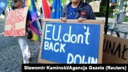 Протест пред Уставниот суд во Варшава, Полска, 13 јули 2021 година.