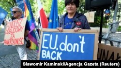 Protest ispred Ustavnog suda s podrškom Evropskoj uniji u sporu s poljskom vladom, 13. jul 2021.