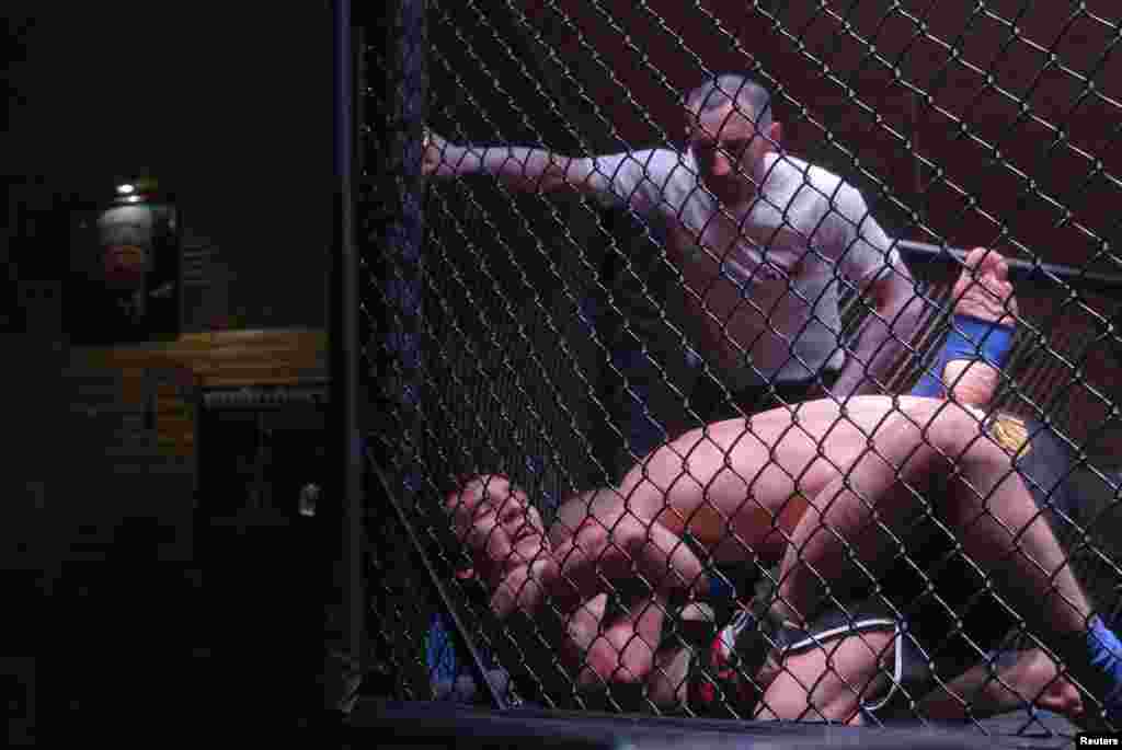 U pozadini ovog ''borbenog kaveza'' može se vidjeti portret bivšeg čečenskog lidera Akhmad Kadyrova u selu Goryachevodsk.