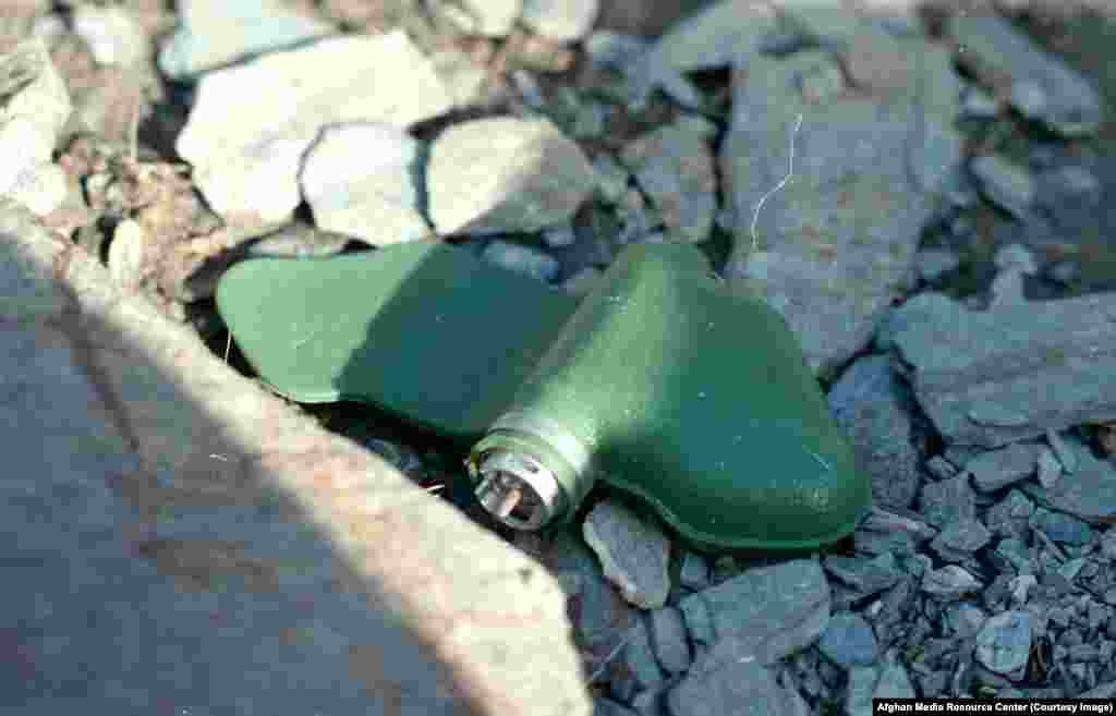 Mina &ldquo;leptirica&rdquo; položena, čeka žrtvu. Milioni naprava veličine mobilnog telefona ispušteni su širom Afganistana iz sovjetskih aviona. Mine obojene u zelenoj boji je bilo lako uočiti i izbjeći u borbama ali nastradala su najviše radoznala djeca.