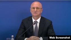 Премьер-министрдің бірінші орынбасары Роман Скляр үкімет брифингі кезінде. 