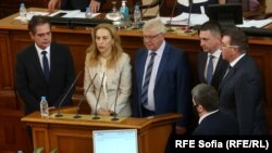 Новите членове на правителството положиха клетва веднага след като Народното събрание гласува промените в кабинета