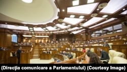 Premierul Ion Chicu în plenul Parlamentului, noiembrie 2019