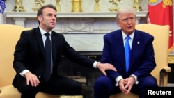 Френският президент Еманюел Макрон (вдясно) и президентът на САЩ Доналд Тръмп се срещнаха в Белия дом във Вашингтон, 24 февруари 2025 г. 