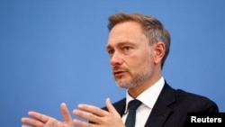 Christian Lindner német pénzügyminiszter egy berlini sajtótájékoztatón