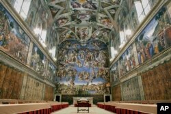 Mesele și scaunele sunt aranjate în Capela Sixtină din Vatican, pregătindu-se pentru conclav, pe 16 aprilie 2005.