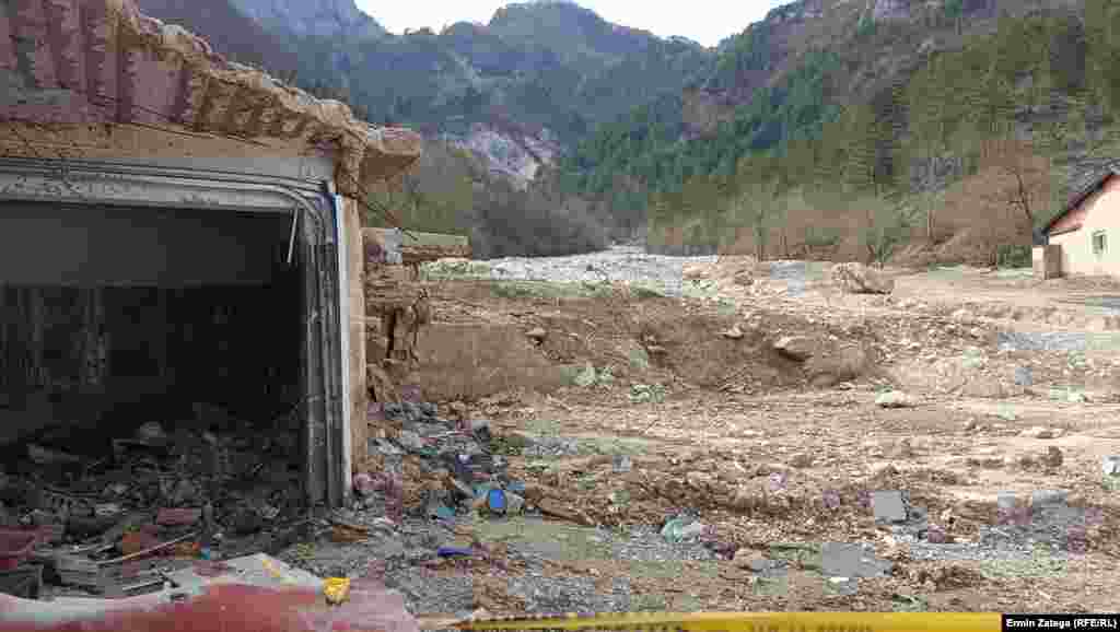 Kuće koje su bile prve na udaru lavine su potpuno uništene i nema vidljivih tragova da su postojale.