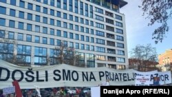 Протестен митинг пред седиштето на српската Безбедносно-информативната агенција (БИА) во Нови Сад. 11 јануари 2025 година. 