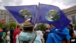 Organizatorii Zilei Pământului avertizează despre impactul negativ al plasticelor asupra mediului și a sănătății umane și cer o reducere drastică a cantității de plastice produse la nivel mondial.