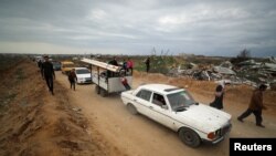 Palestinci putuju u oba smjera između južne i sjeverne Gaze nakon što su se izraelske snage povukle iz koridora Netzarim, u blizini grada Gaze, 9. februara 2025.