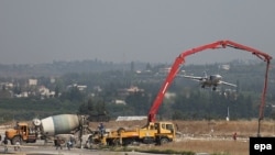 Российский Су-24 взлетает с военной базы в Латакии