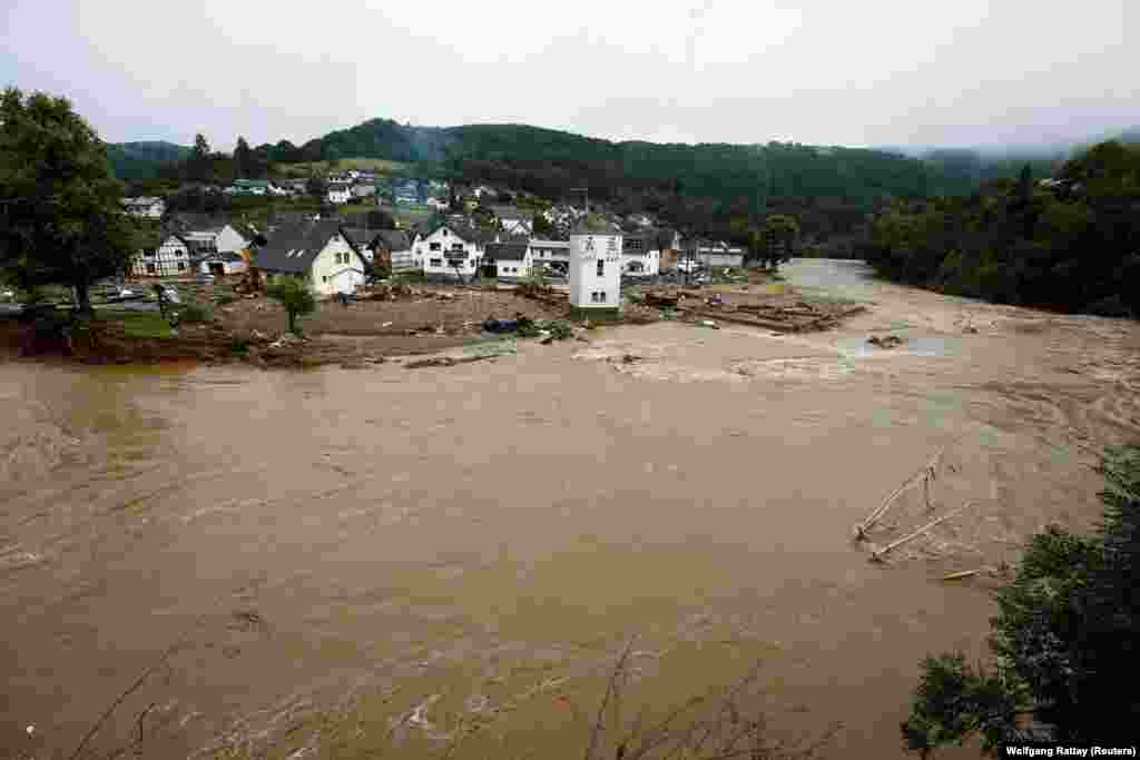 Rijeka Ahr koja se izlila nakon obilnih kiša u Schuldu, Njemačka, 15. jula 2021.