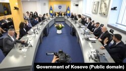 Anëtarët e Qeverisë në detyrë të Kosovës gjatë mbledhjes së mbajtur më 16 prill 2025. 