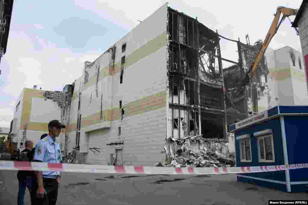 Машину доставили в Кемерово накануне на автопогрузчике, больше суток ее собирали. За два месяца с помощью "Разрушителя" специалисты должны демонтировать все шесть зданий, входящих в комплекс: торговую площадь, бани, котельную, автомойку. 