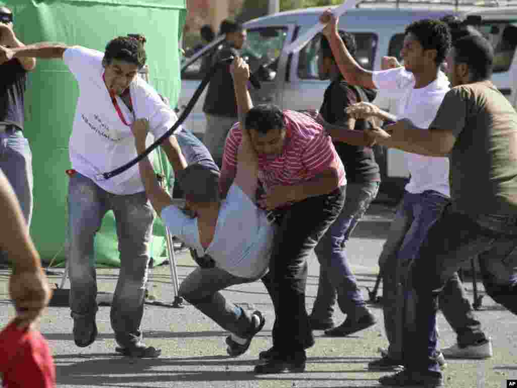 Sukobi ispred zgrade suda, Kairo, 03.08.2011. Foto: AP / Ahmed Ali 