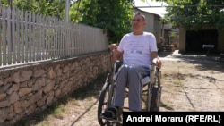 Vladimir Grigoriu, un bărbat cu dizabilități severe din satul Zorile, Orhei, așteaptă de 13 ani ca soția lui, Maria, să fie angajată ca asistent personal. 