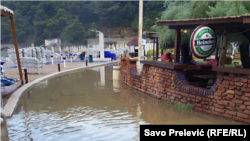 Izlivanje kanalizacije u Bečićima