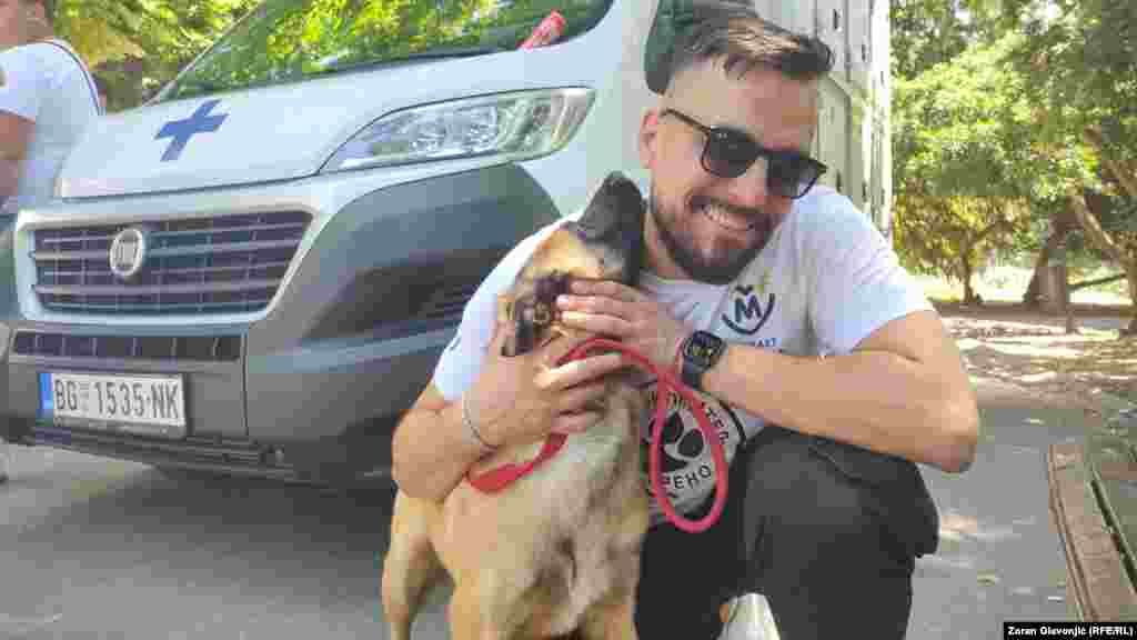 Sofi, belgijski ovčar, sa volonterom Novicom čeka usvojitelje. 