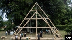 7 юли 2020 г.. Дърводелци извършват проба, като издигат създадените от тях подпори за покрива на катедралата. В хода на този експеримент се доказва, че е възможно в разумен срок да се обработи дървото на ръка и да се направят сглобките му по оригиналния средновековен метод.