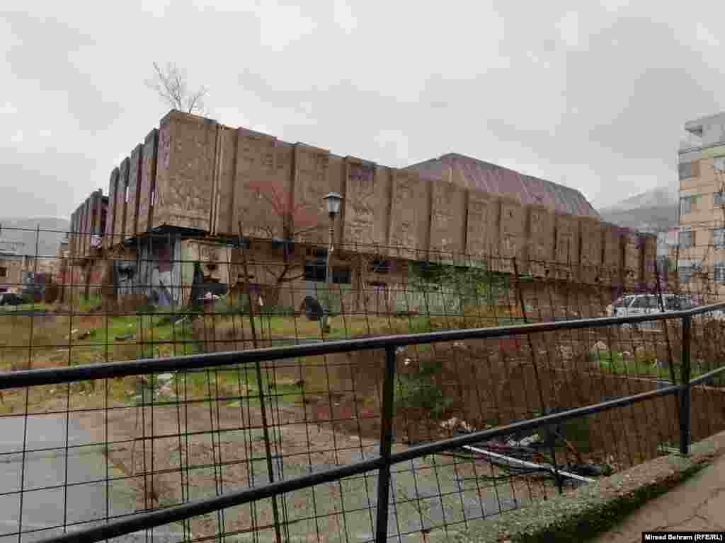 Robna kuća Razvitak; zgrada u Titovoj ulici, izgrađena tokom perioda SFRJ (Socijalistička Federativna Republika Jugoslavija), krajem šezdesetih i početkom sedamdesetih, bila je jedna od najvećih zgrada u Mostaru u to vrijeme; sve do rata, 1992. godine, služila je kao za to vrijeme moderna robna kuća preduzeća &ldquo;Razvitak&rdquo; iz Metkovića; iznad same robne kuće, stajao je i stambeni objekat sa oko šezdesetak stanova; tokom rata, zgrada je teško oštećena, pa je nakon rata stambeni objekat, zbog opasnosti od urušavanja, potpuno uklonjen. &nbsp; &nbsp;