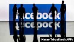 Лого на социјалната мрежа Фејсбук. Илустрација. 