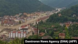 Vedere aeriană a inundațiilor din apropiere de Kastamonu, Turcia, 11 august 2021. În ultima perioadă, Turcia este frecvent afectată de intemperii, provocate de schimbări bruște ale vremii - de la ploi torențiale și inundații neașteptate, până la secetă și incendii de pădure.