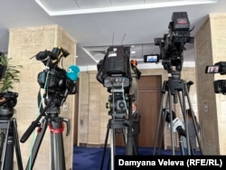 Разстоянието от вратата на пленарната зала до коридора, в който журналистите нямат достъп, е пет крачки.