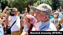 Родственники и сторонники активиста Байболата Кунболатулы у здания полиции требуют его освобождения. Алматы, 24 июня 2021 года.