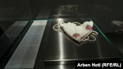 Eksponat u Muzeju ratne dece u Prištini