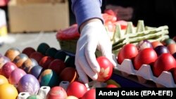 Prodavci uskršnjih jaja sa zaštitnim rukavicama, dva dana uoči praznika koji se po julijanskom kalendaru obeležava ovog 19. aprila. Fotografija načinjena na Veliki petak, dva dana uoči Uskrsa, 17. aprila 2020.