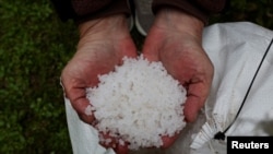 Așa arată de aproape „lacrimile sirenei”. Excologiștii spun că ele cad des în mare de pe nave, inclusiv câte un sac întreg, ca în fotografie. (REUTERS/Miguel Vidal)