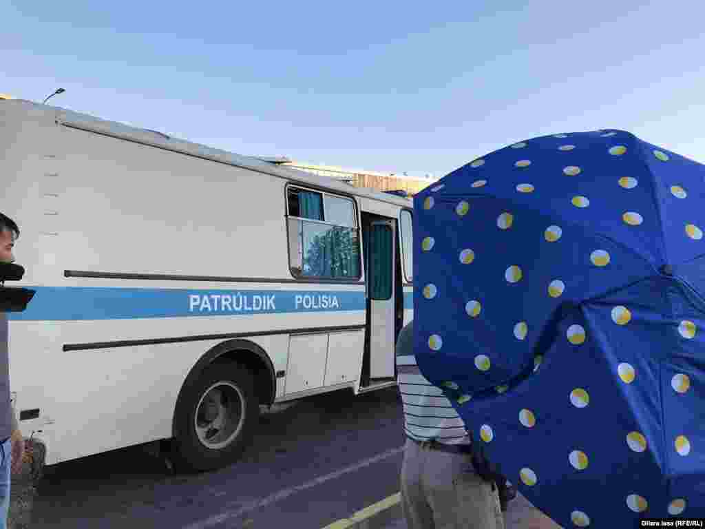 В этот день задержания прошли в Шымкенте. С площади Аль-Фараби в отделения полиции увезли десятки людей. Неизвестный с зонтом мешал репортеру Азаттыка снимать происходившее.