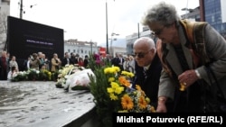 Sarajevo: Položeno cvijeće u spomen na nastradale