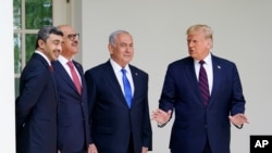 Ceremonia de semnare a acordurilor Abraham la Casa Albă, 15 septembrie 2020. Donald Trump și premierul israelian Beniamin Netanyahu, cu ministrul de externe din Bahrain - Khalid bin Ahmed Al Khalifa și ministrul de externe al Emiratelor Arabe Unite - Abdullah bin Zayed al-Nahyan.