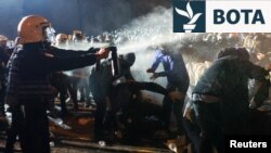 Policia në Stamboll duke tentuar t’i shpërndajë protestuesit që kundërshtojnë arrestimin e kryetarit të qytetit, Ekrem Imamoglu.