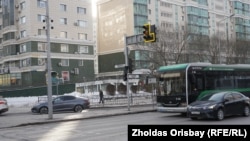 Камеры наблюдения на столбе на пересечении улиц Мангилик ел и Конаева в Астане. 24 февраля 2025 года