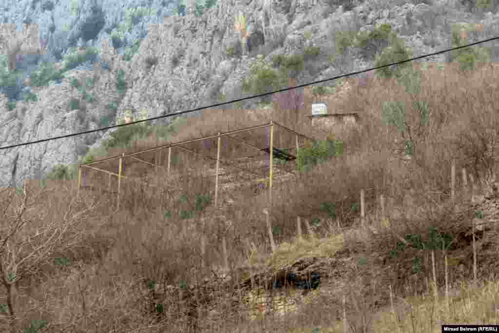 Eko centar Blagaj već godinama radi na vraćanju u prirodu vrste bjeloglavih supova, koji su do druge polovine 20. stoljeća &quot;šparali&quot; nebo iznad Blagaja i cijele Hercegovine. U dva navrata su bjeloglave supove u Centru zatekli otrovane. Na slici je kafez u sklopu Eko centra u kojem su čuvali te, na ovim prostorima, rijetke životinje.