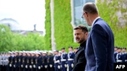 Cancelarul german, Friedrich Merz, primindu-l la guvernul de la Berlin pe președintele ucrainean, Volodimir Zelenski, 28 mai 2025